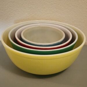 Set Of 4 Vintage Pyrex Nesting Mixing Bowls.